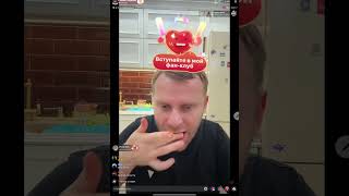 картинка: Приехала женщина с ребёнком.Приготовил тушеную капусту.