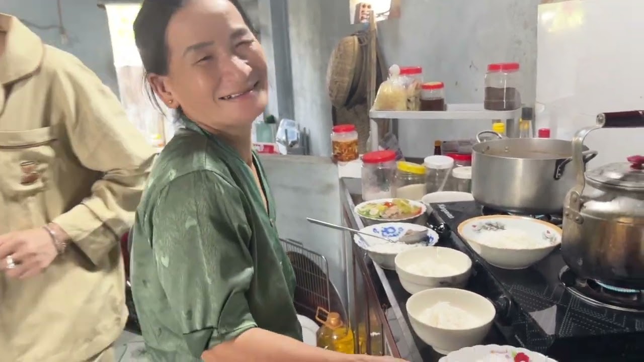 Mẹ Tính nấu nồi bún cá bóp siêu ngon cho các con ăn chuẩn bị vào sài gòn