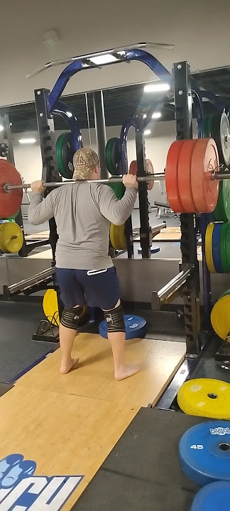 315x2 with knee wraps which really helped #liftheavy #bbsquat #fitness