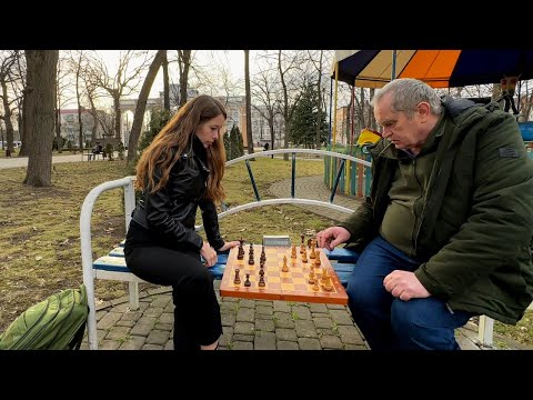 Видео: Шахматы В Парке Против Местного Аксакала
