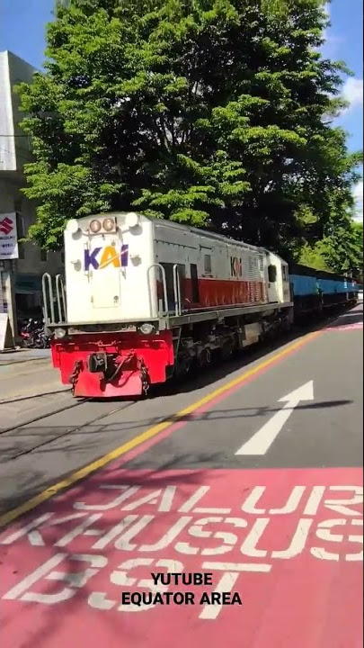 KERETA API BESAR LEWAT JALAN RAYA SOLO #shortvideo #short