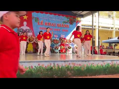 Tiết mục dân vũ trong lễ khai giảng