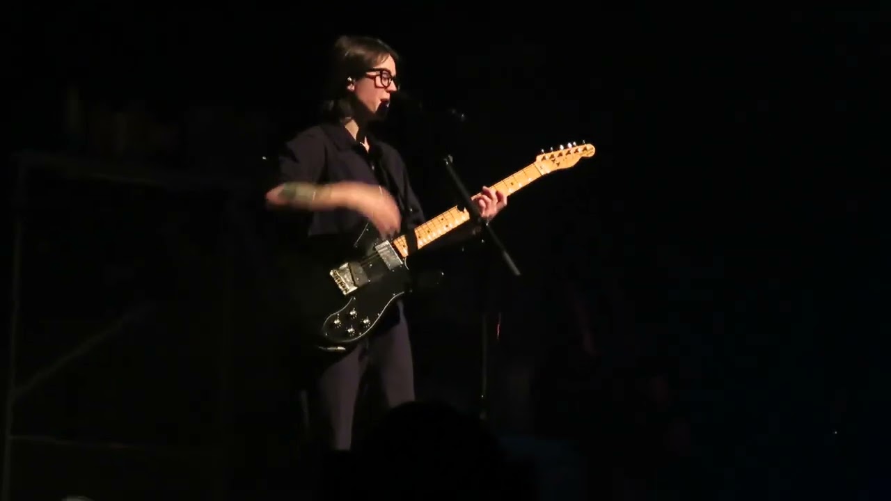 Tegan and Sara - Tegan banter: twin stuff, would *never* be a parent + Living Room