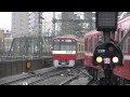 後続列車が見える過密ダイヤ 朝ラッシュの雨模様の京急品川駅 Keikyu Line Shinagawa Sta.