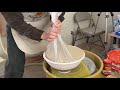 559. Glazing a Large Salad Bowl with Hsin-Chuen Lin林新春 大碗上釉示範