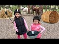Дети Анна и Мария: Катание на лошадях. Кормим пони.