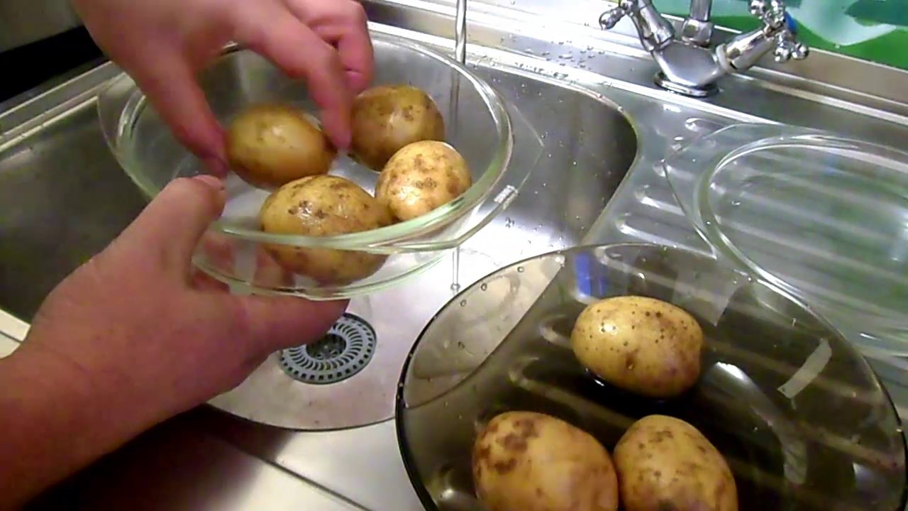 Картошка в мундире в микроволновке. Картофель в микроволновке быстро в мундире. Картофель в мундире для запекания в микроволновке. Картошка запеченная в мундире в микроволновке.