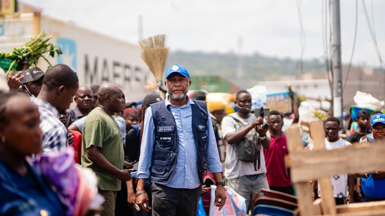 ROND-POINT NGABA DANS L’INSALUBRITÉ : LE MINISTRE LÉON MULUMBA CHOQUÉ ET PASSE À L’ACTION IMMÉDIATE!