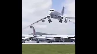 Funny plane dance 🤣🤣🤣
