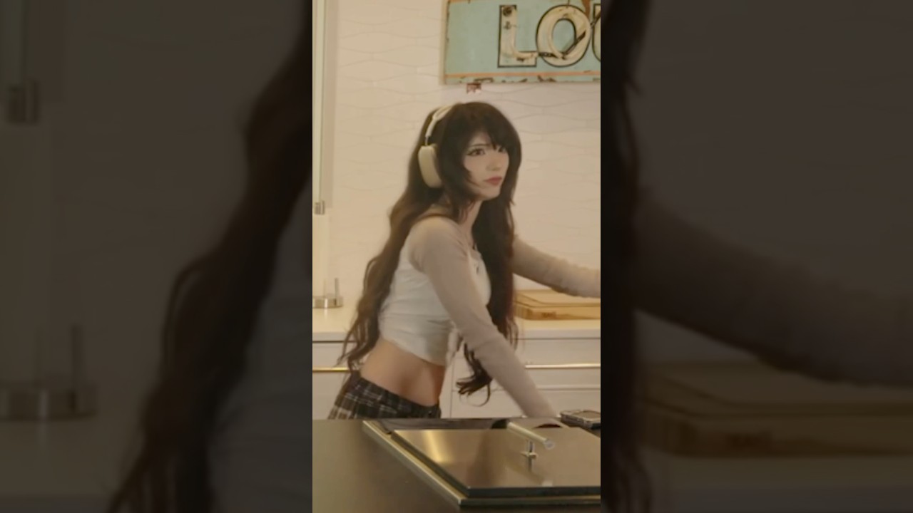 Nmp Makes Emiru Listen To An Interesting Song 😅