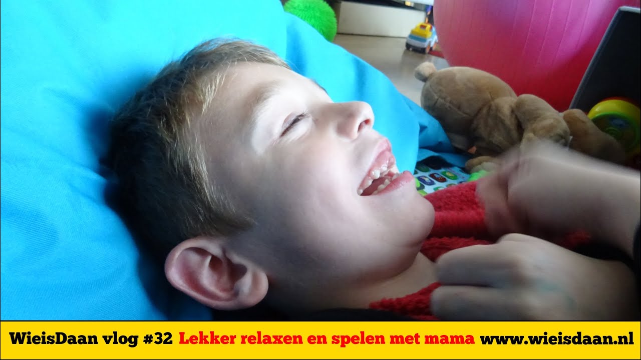 Lekker relaxen en spelen met mama - WieisDaan vlog #32