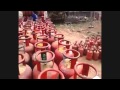 شاهد كيف يحملون جره الغاز في الهند