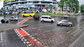 Відео моменту наїзду на дорожній знак у Львові