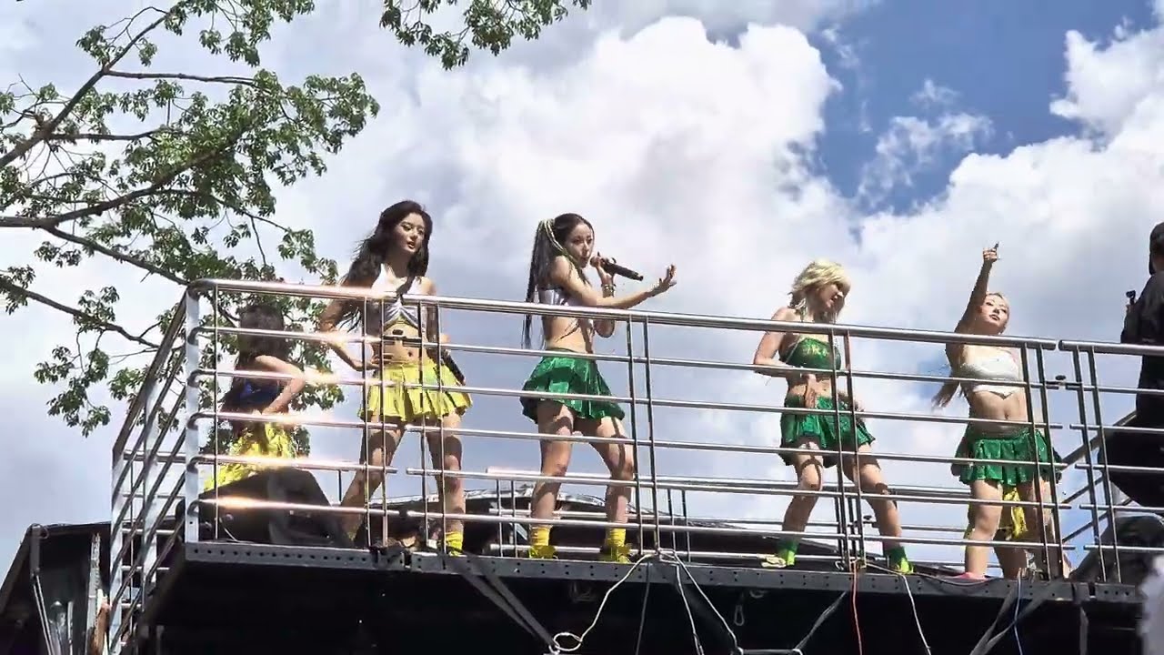 260216 NMIXX - DICE - Bloco da Pabllo in Brazil