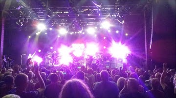 Yes Interviews: 1991 - Steve Howe playing Turn Of The Century on Ed Sciaky