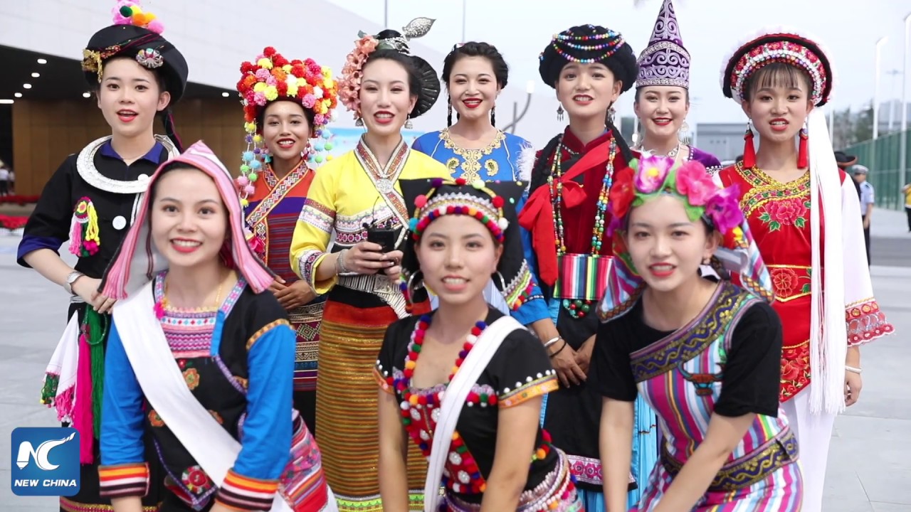 Girls of different ethnic groups show off traditional ...