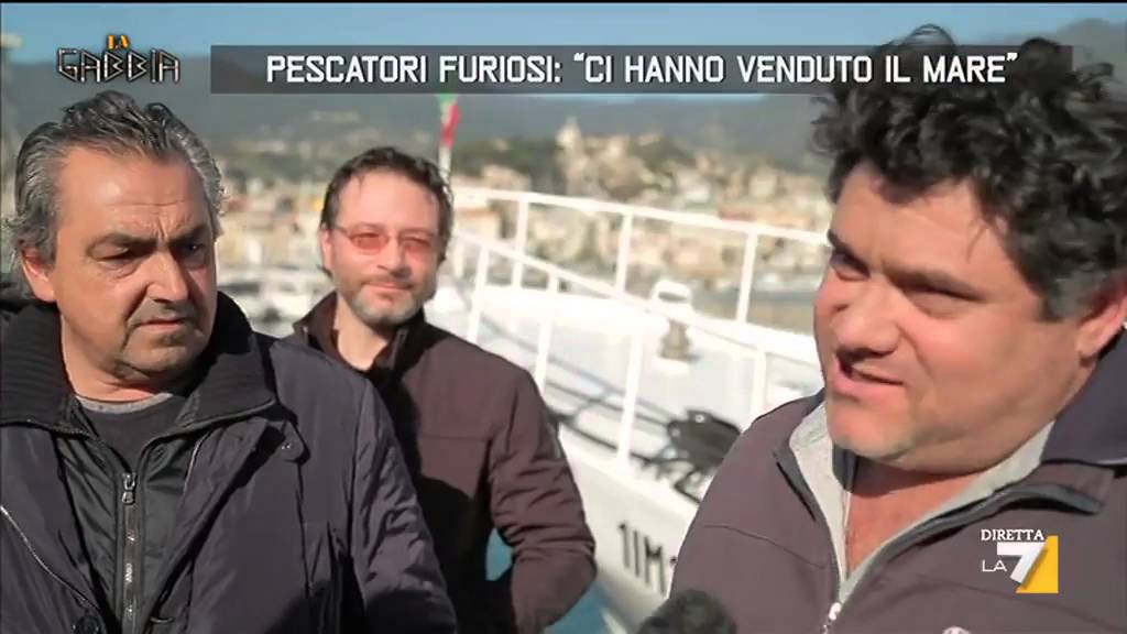 Pescatori furiosi: “Ci hanno venduto il mare”