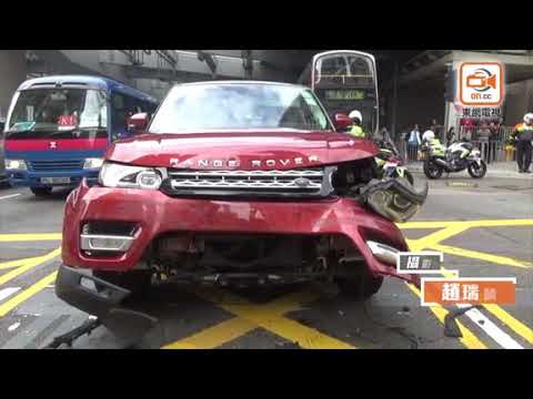 西九龍站外2車相撞　客貨車翻側女司機被困