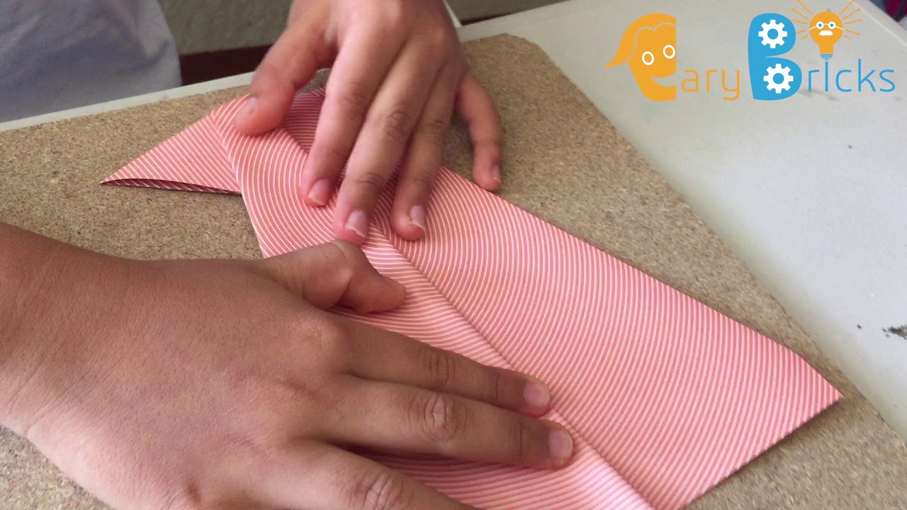 Avión de papel que vuela alto