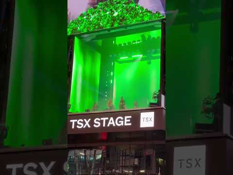 Shakira appears in Times Square with surprise concert #Shorts