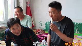 On the visit to Laojiu's house  Zhang Dan bought spareribs to make a big harvest. It was really liv