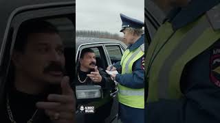 🚓 Бабка-гаишник штрафует братка из 90-х на «Мерсе» прямо посреди трассы 😂 #shorts #almostinsane
