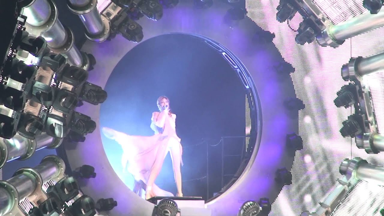 Милен Фармер концерт в Москве 1 ноября 1 песня HD - YouTube