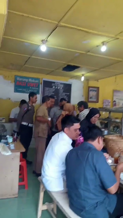 AKTOR/POLITIKUS DPR RI JAMAL MIRDAD SAMA ROMBONGAN MAKAN SIANG DI NASI UWET H. ZARKASI PEKALONGAN