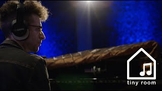 Maps - Spirit Fingers (Tiny Room Live Performance)