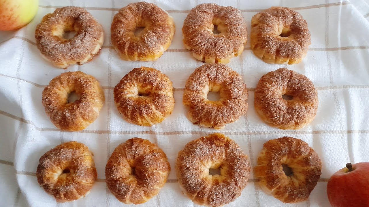 Kā pagatavot ābolu bulciņas jeb ābolu gredzenus kārtainā mīklā