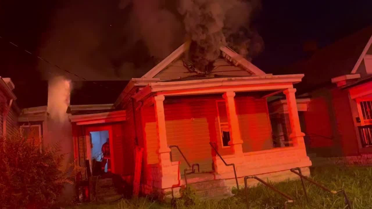 VIDEO: Fire rips through vacant building on Bolling Aveue - YouTube