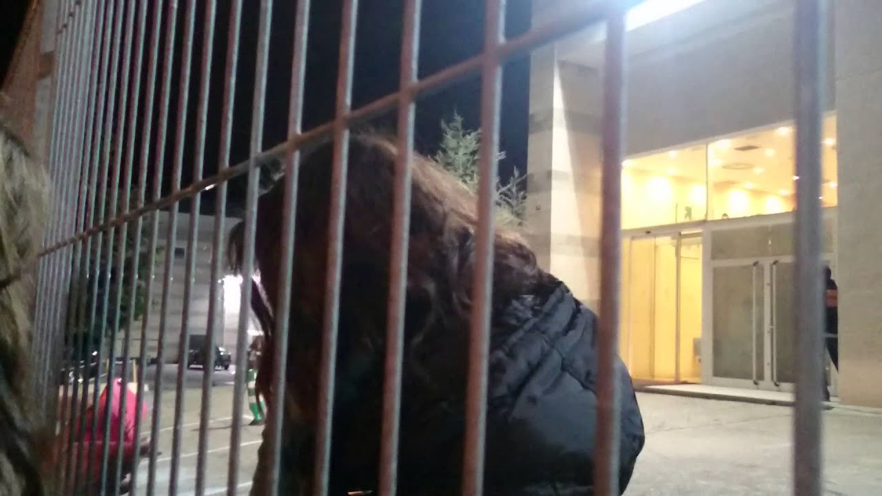 Malú firmando al terminar la grabación de La Voz