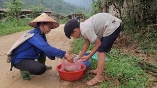 The orphan boy catches fish and sells fish to get money to buy rice to eat