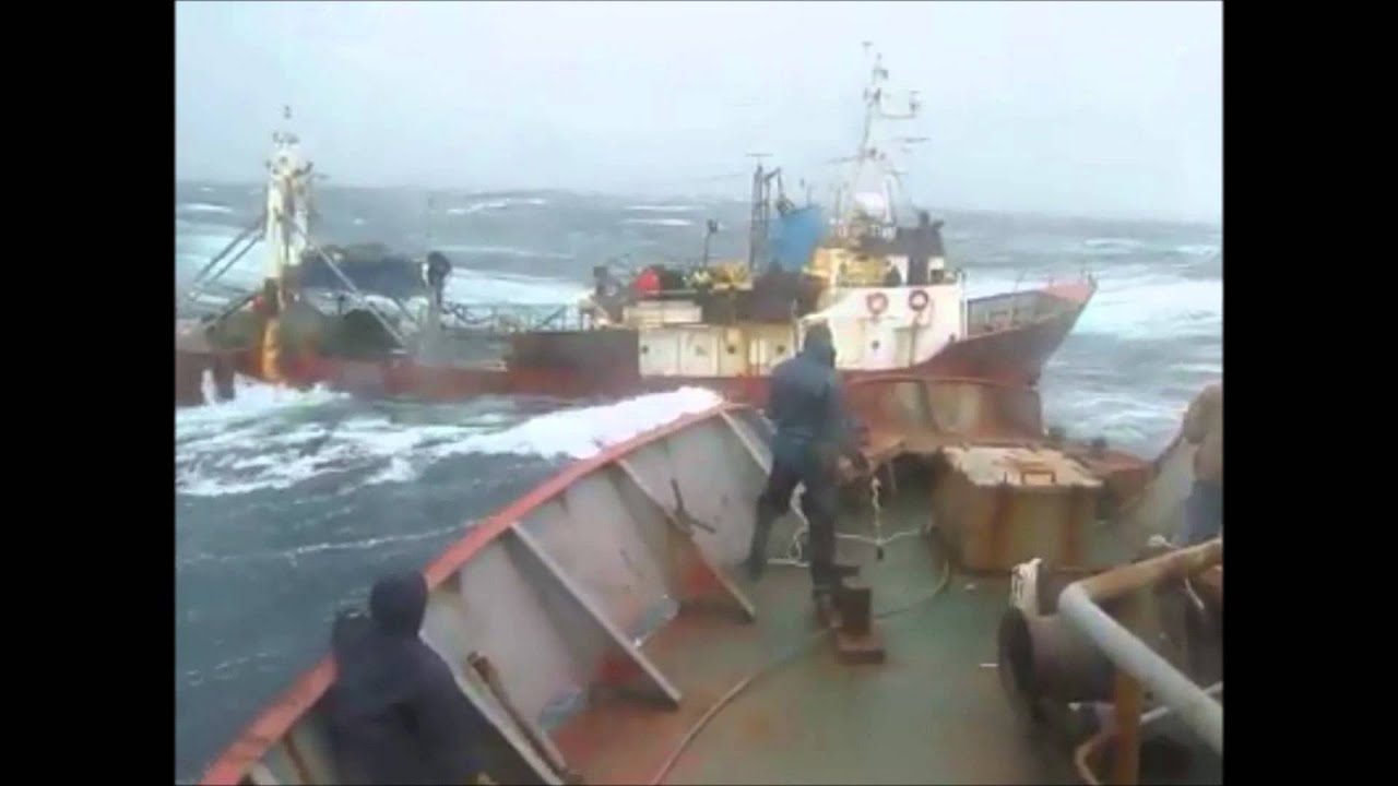 Barco a la deriva en medio de un temporal (Via MatiiRozas )