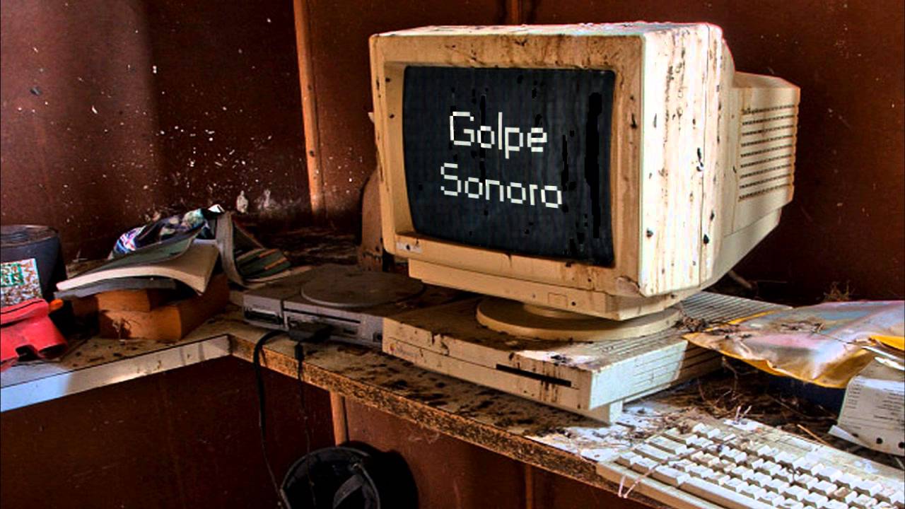Худшие мониторы. Старый сломанный компьютер. Заброшенный компьютер. Монитор старого компьютера на столе. Старый сломанный монитор.