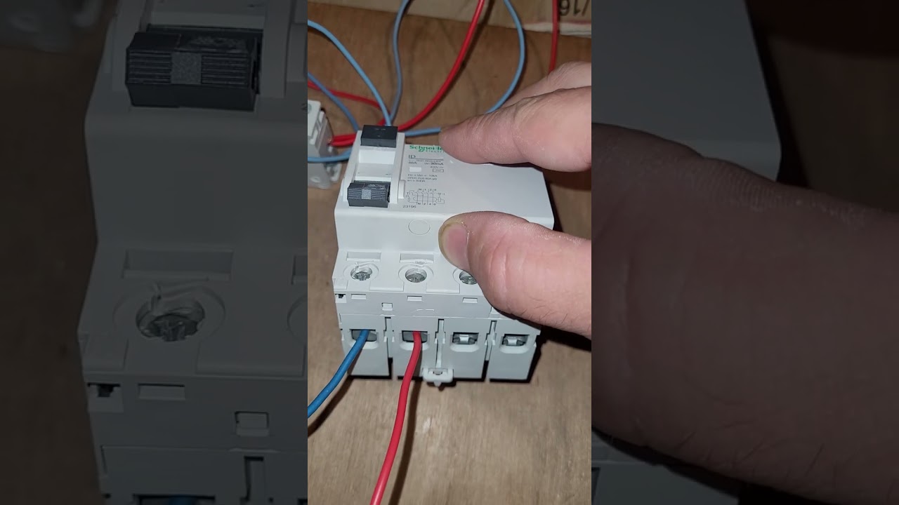 Test BP Interrupteur triphasé + neutre 40A avec différentiel 30mA Schneider Electric référence 23196