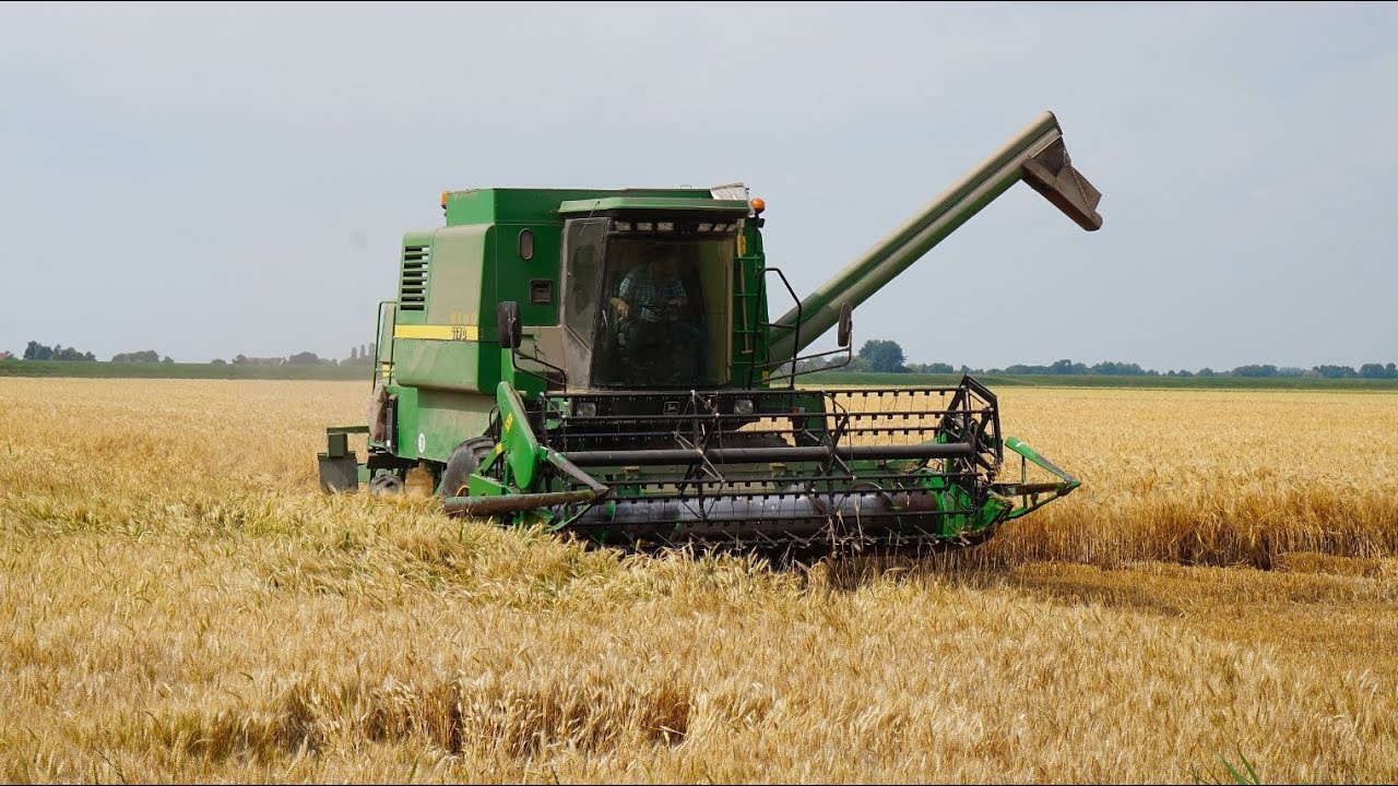 Wintergerst combinen met John Deere 1170 REBO. Landb.Tuitjer (DL)