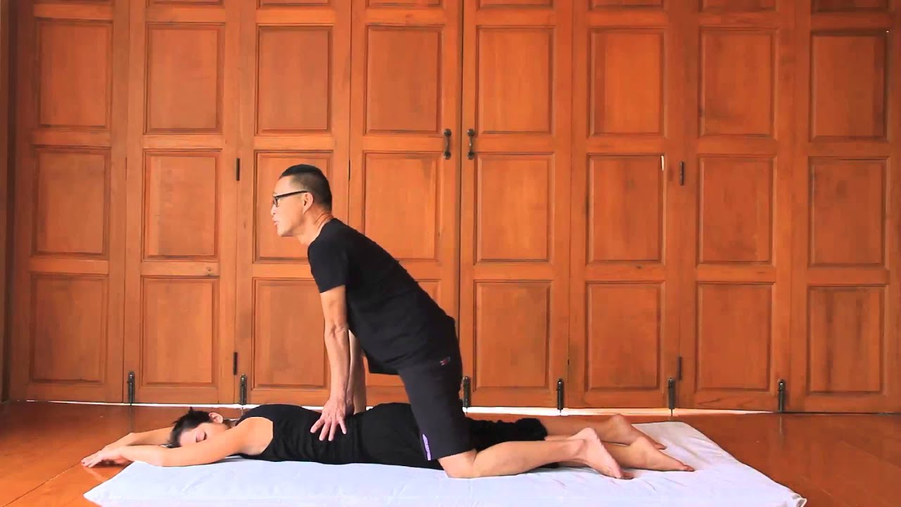Thumbing Sen on the Back (Thumbing sen dans le dos) Thai Massage Techniques with Kam Thye Chow