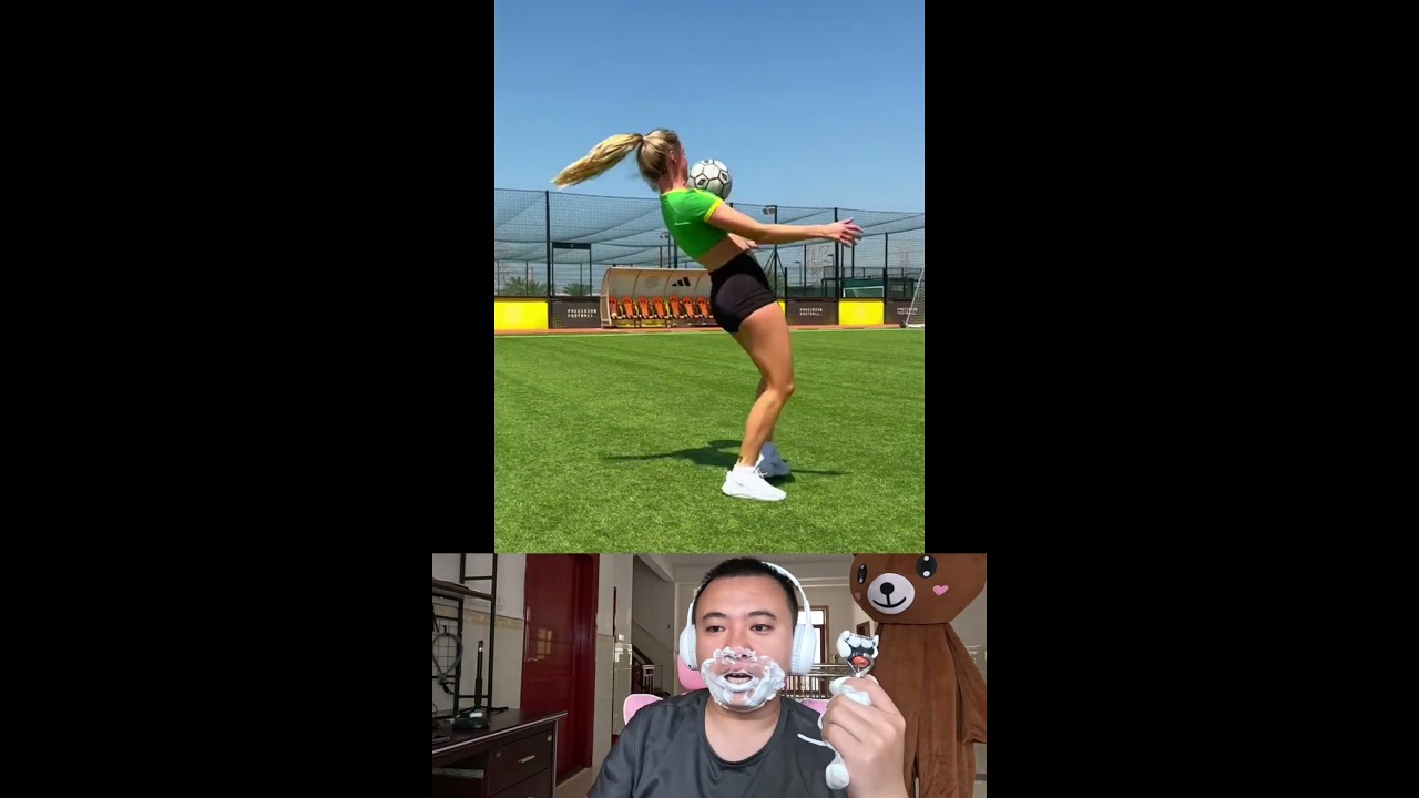Soccer Field Showoff! Watch This Woman Master Fancy Football Skills足球場上的美女高手！觀看她如何駕馭花式足球