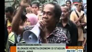 Download lagu Tolak Hapus KRL, Pengguna Kereta Blokade Stasiun Bekasi