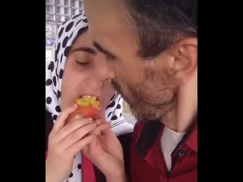 şeftali yiyen romantik çift