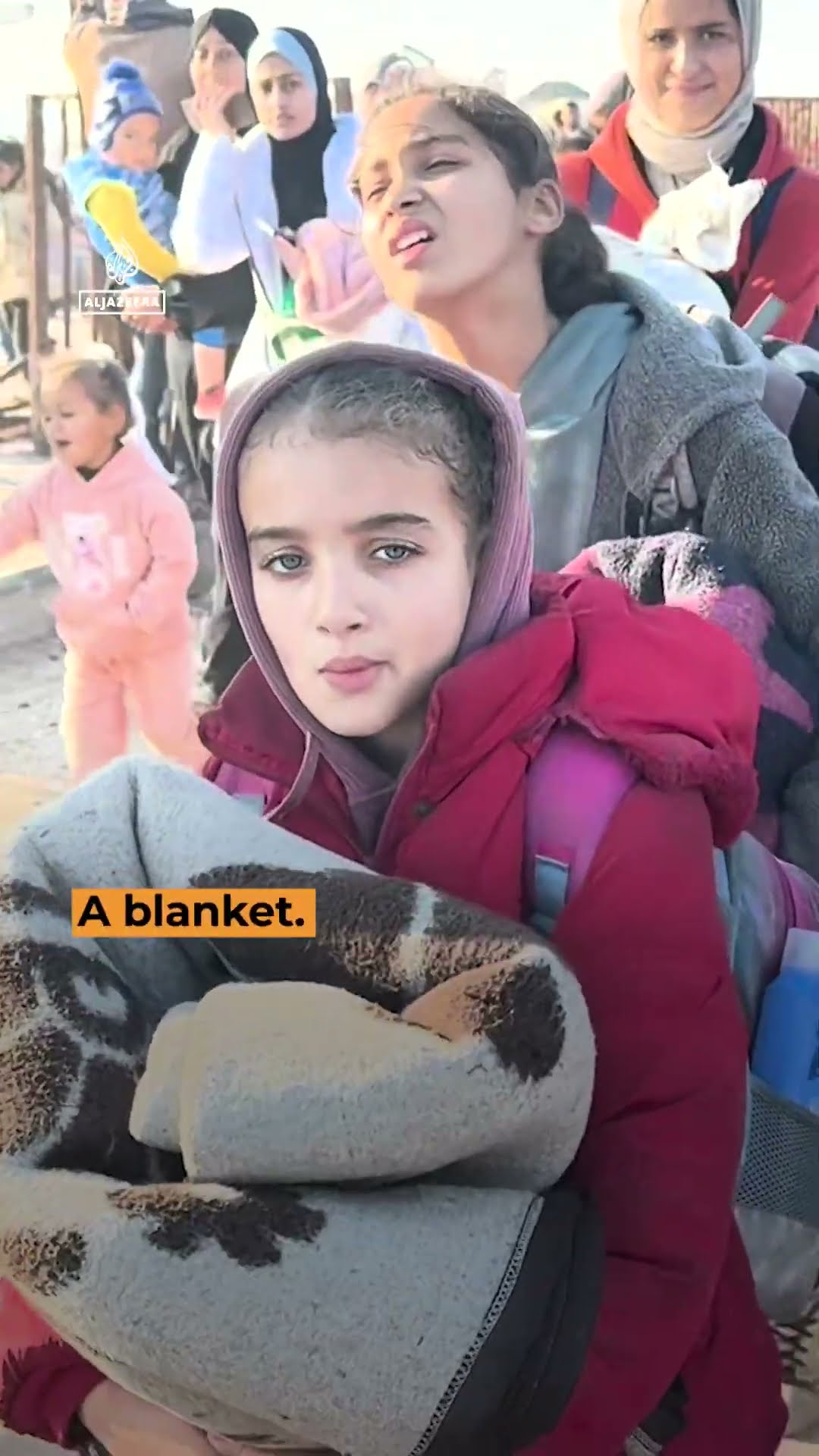 Large crowds of displaced Palestinians head to northern Gaza | AJ#shorts