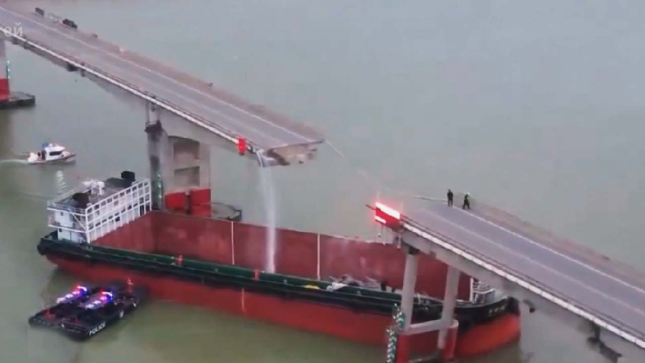 Сухогруз на полной скорости врезался в мост и снес его в Китае. Два человека погибли