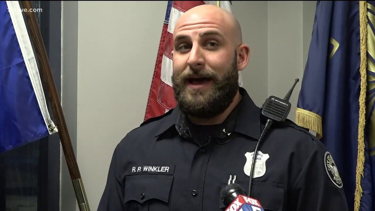 Atlanta police officers rush into burning building to save dog - YouTube