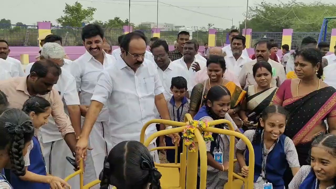 காரியாபட்டியில் சிறுவர் பூங்கா திறக்க வந்த அமைச்சருக்கு ரோஜா பூக்கள் கொடுத்து மாணவிகள் வரவேற்பு.