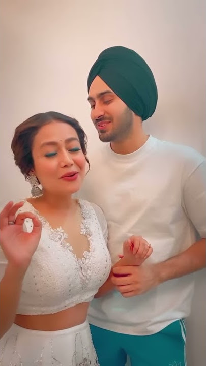 Neha Kakkar and Rohanpreet Singing Ankhon Ki Gustakhiyan | Romantic Couple