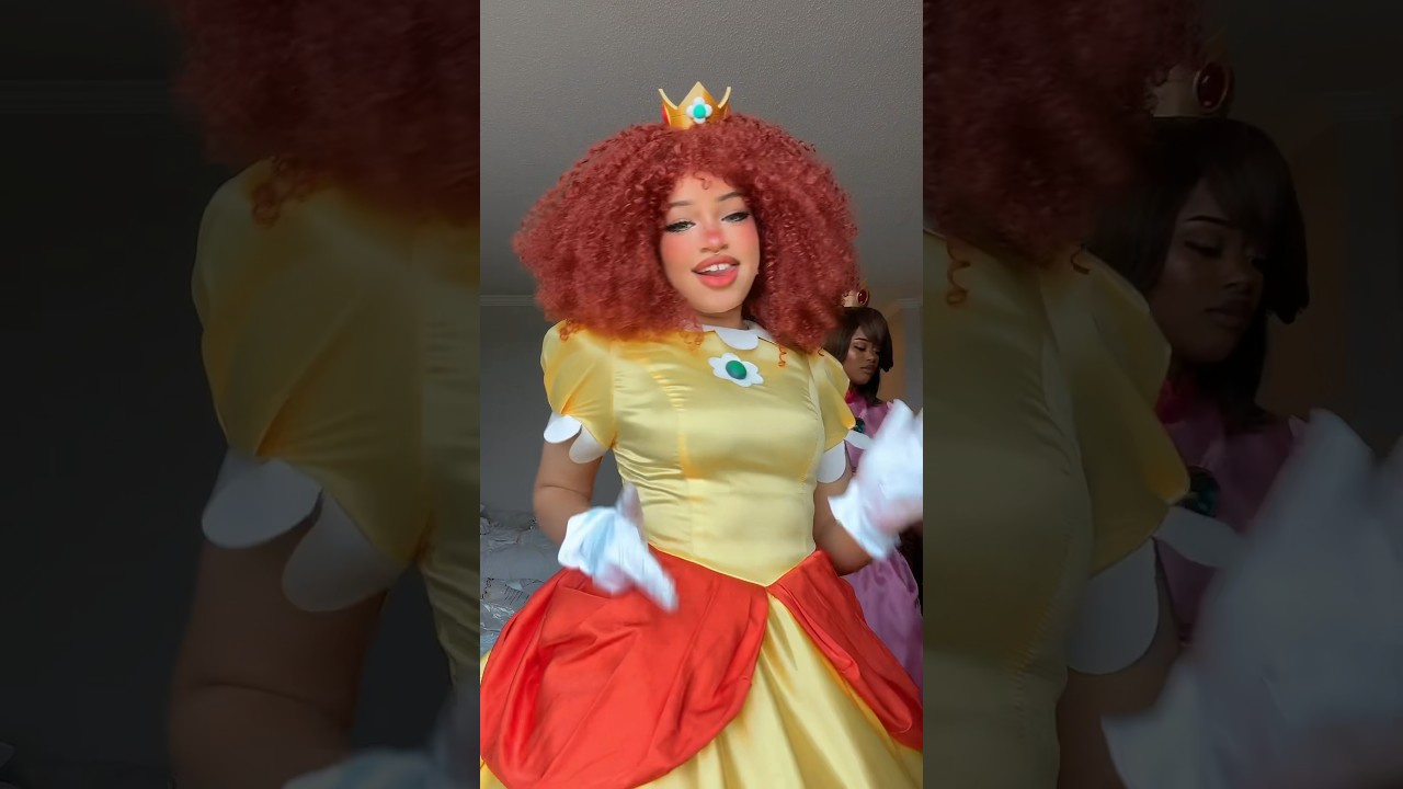Peach in the background😭 #princessdaisy #cosplay