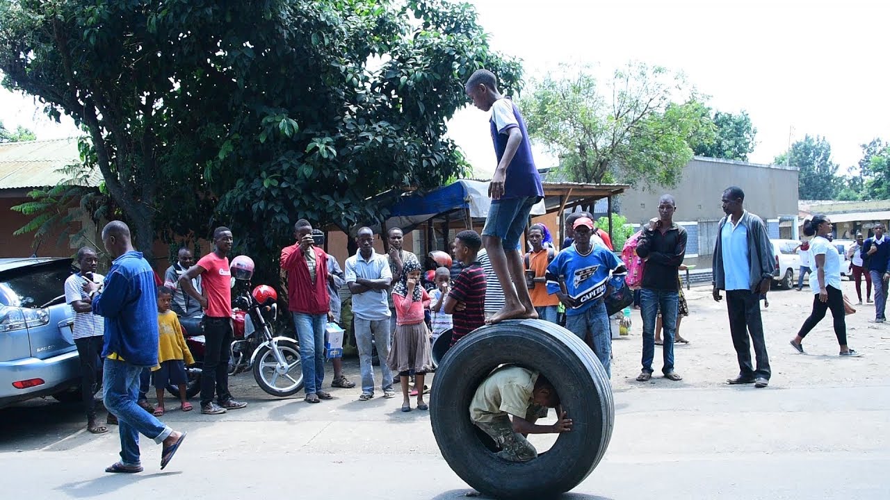 DOGO WA ARUSHA ANAVYOCHEZA NA TAIRI AKIWA AMEMPAKIZA MWENZAKE 