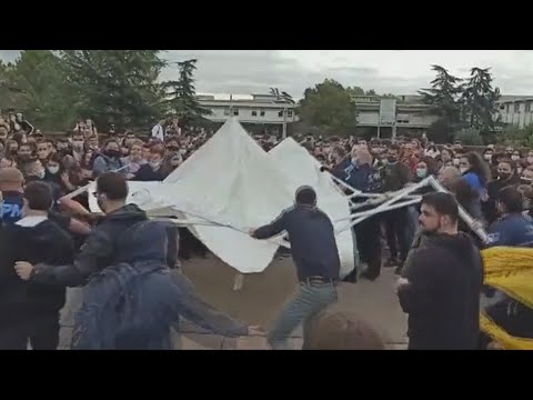 Un grup d'estudiants de la UAB destrossen una carpa informativa de S'ha Acabat