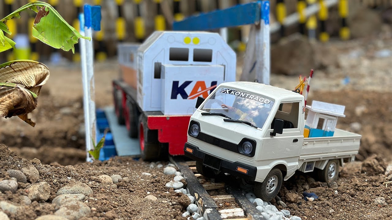 Kereta Api Kayu CC201 Tabrak Mobil Pickup Yang Mengangkut Palang Pintu Kereta Api di Depan Jembatan
